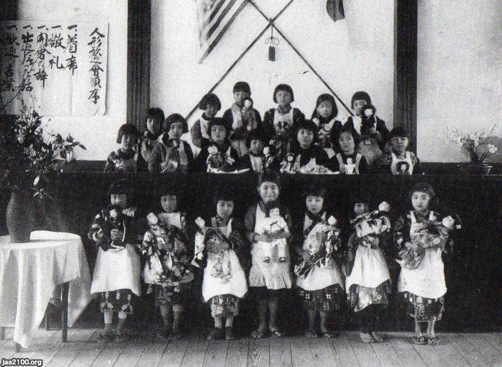 潮流（昭和2年）▷アメリカから青い目の日本人形が届く  ジャパン 