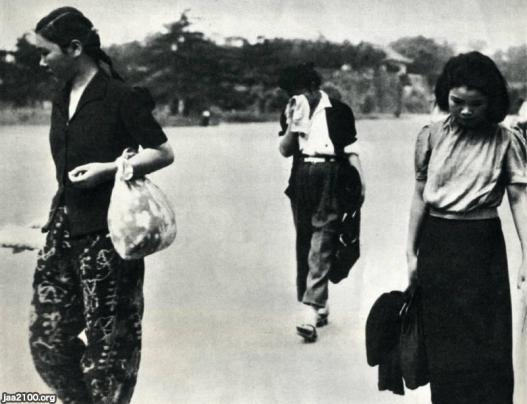 ファッション 昭和年戦後 皇居前 敗戦に涙する女性 ジャパンアーカイブズ Japan Archives