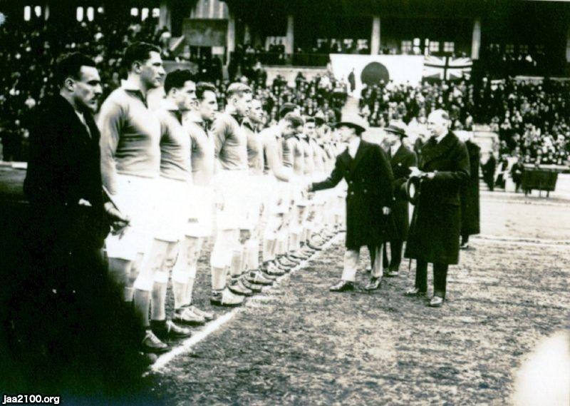 ラグビー（昭和7年） 全関東チームvsカナダチームの試合前の対抗ラグビー（神宮外苑競技場） ジャパンアーカイブズ Japan Archives