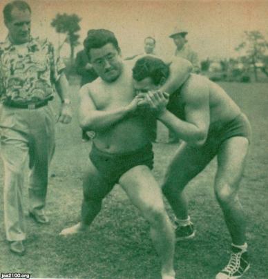 プロレス（昭和26年）▷プロレス技を披露するデビュー直前の力道山