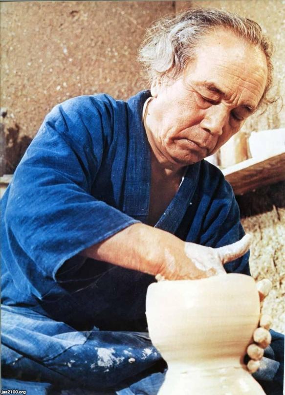 陶磁器（昭和47年）▷作陶中の荒川豊蔵（人間国宝） | ジャパン