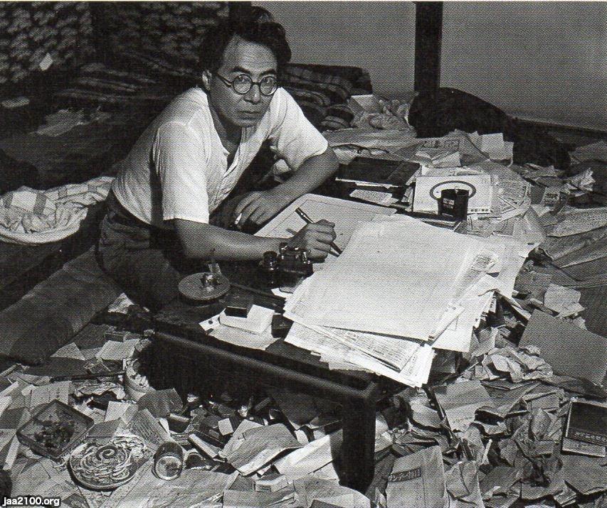 作家(昭和21年)▷執筆中の 坂口安吾 | ジャパンアーカイブズ 作家(昭和21年)▷執筆中の 坂口安吾 | ジャパンアーカイブズ