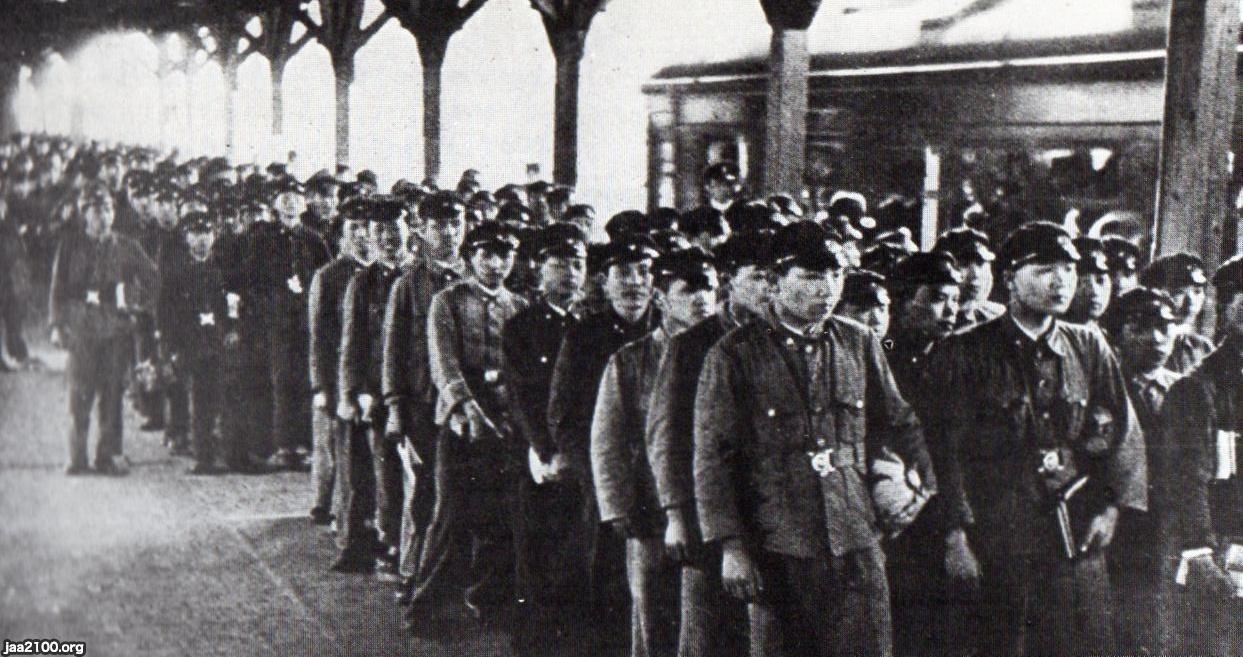 国有・鉄道省（昭和16年）▷勤労奉仕に向かう学生であふれる大阪駅