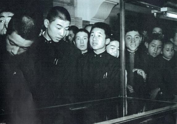 平成天皇70年 日本の昭和天皇（最前列中央）と日本海軍士官たち、1943年6月24