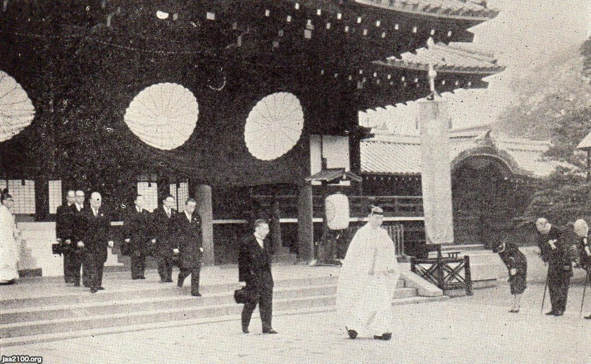 靖国神社（昭和34年）▷春の臨時例大祭に参拝される昭和天皇 