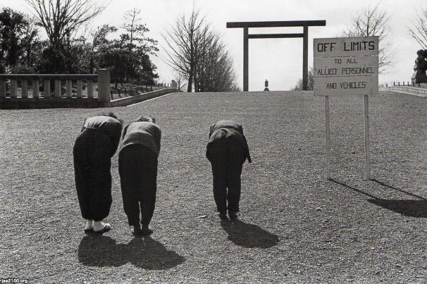 靖国神社（昭和20年戦後）▷敗戦の秋の靖国神社（OFFLIMITSは立入禁止 