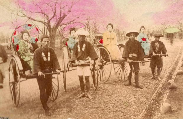 日本の歴史／和風】人力車と着物姿の日傘の女明治時代人力車飾り