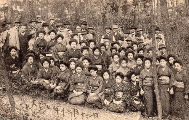 潮流（大正7年）▷1918年冬の男女の集合写真 | ジャパンアーカイブズ 