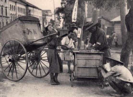 荷車（明治42年）▷丁稚小僧が引く大八車の荷車（休憩中） | ジャパンアーカイブズ - Japan Archives