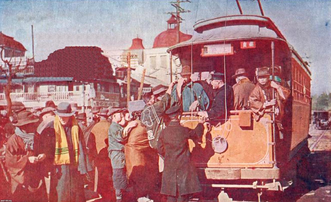 路面電車（大正9年）▷超満員の路面電車 | ジャパンアーカイブズ