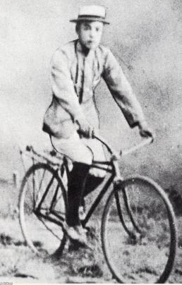 自転車（明治40年頃）▷自転車にのる石橋徳次郎（現・アサヒシューズ 