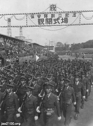 保安隊（昭和27年）▷保安隊の創立記念観閲式（神宮外苑競技場・於