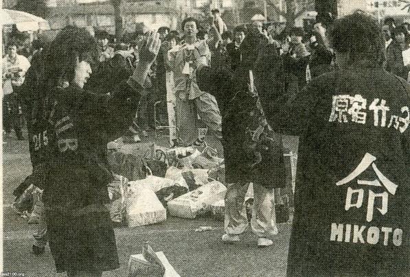 原宿（昭和55年）▷原宿・代々木公園前の「竹の子族」 | ジャパンアーカイブズ - Japan Archives